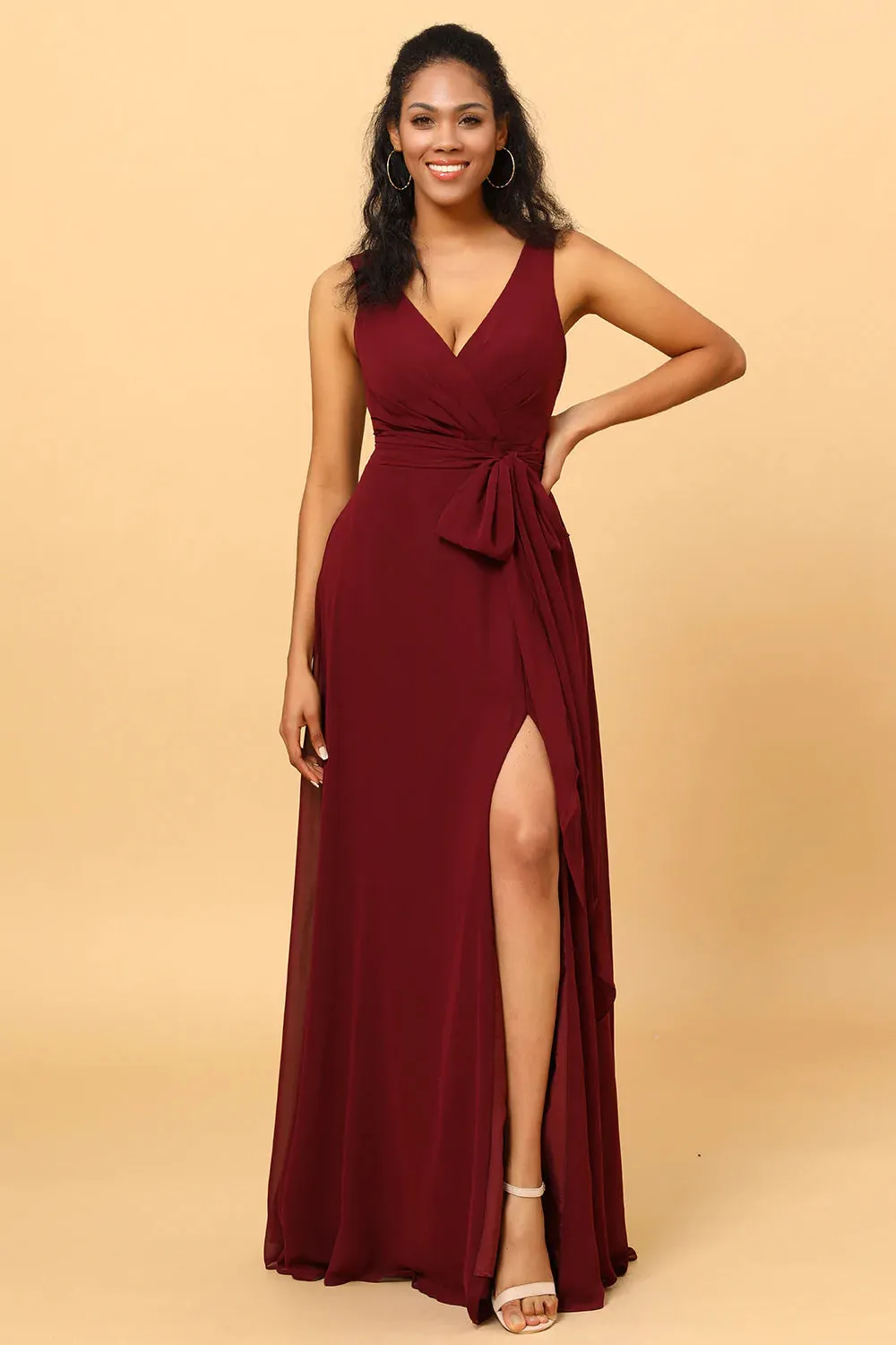 Borgogna avvolgere chiffon abito damigella d'onore con spacco