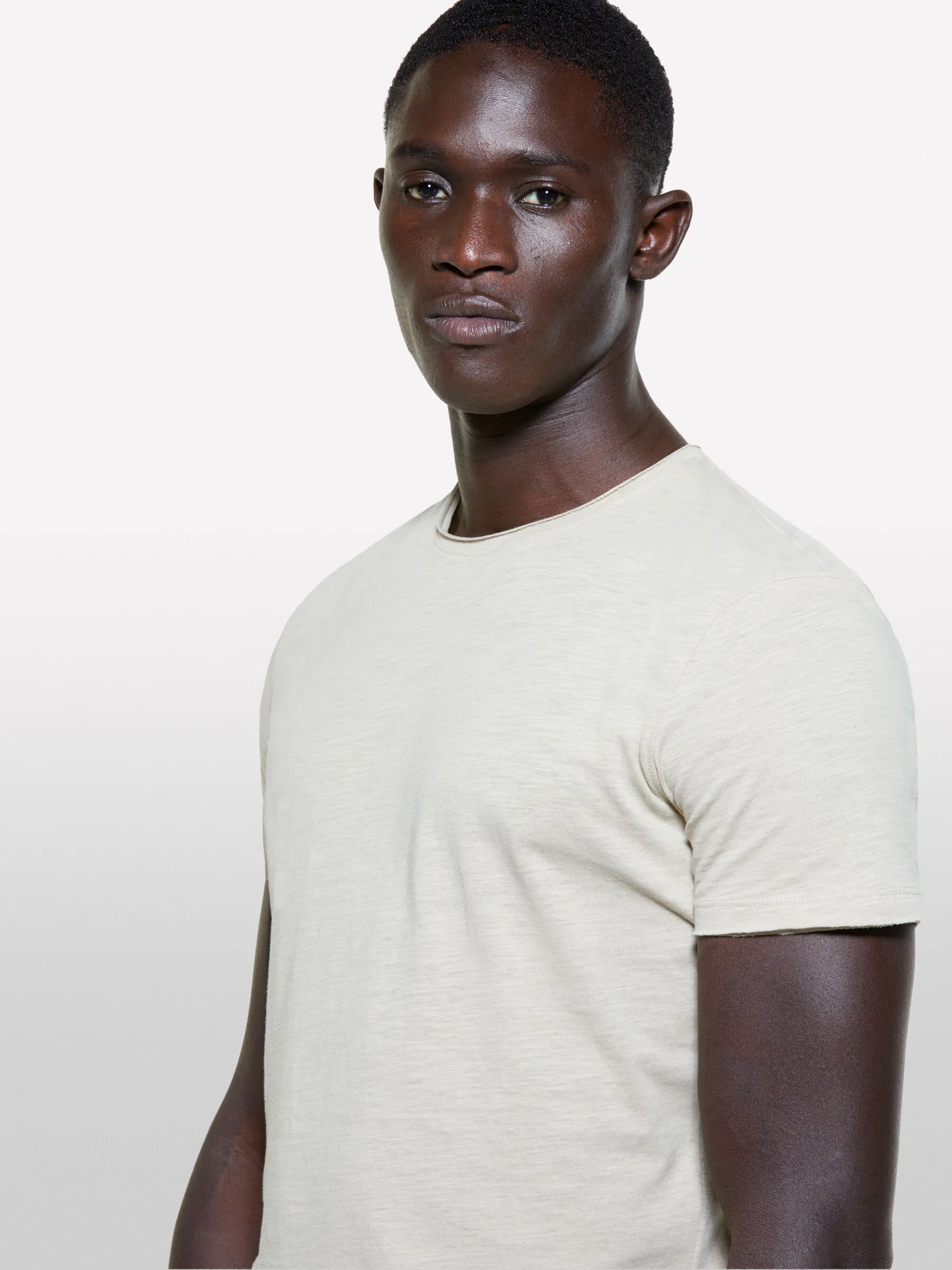 T-shirt beige con taglio vivo