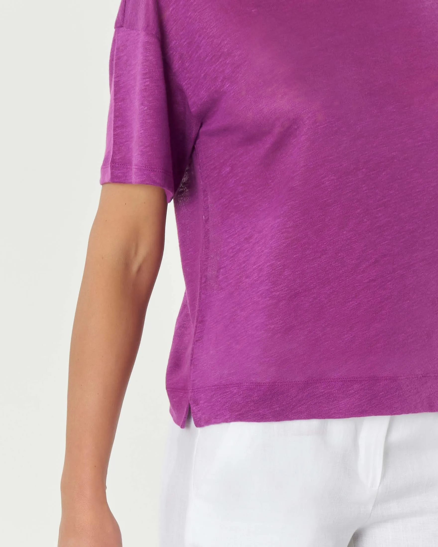 T-shirt viola in lino con spacchetti laterali